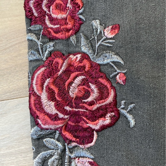 DG2 by Diane Gilman jean with embriodered floral design size 4 - Picture 4 of 16